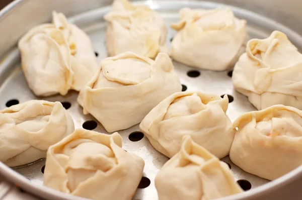 Oriental dumplings (manty) in metall steam cooker — Stock Photo, Image