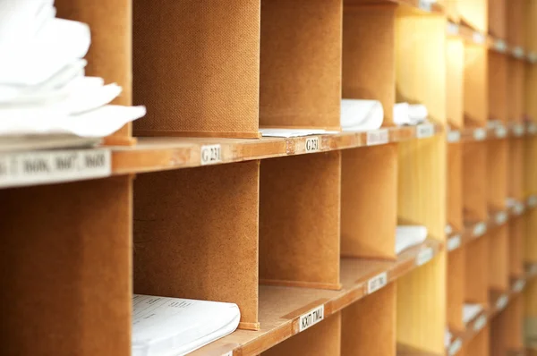 Bücherregal mit Papieren im Dokumentenarchiv — Stockfoto