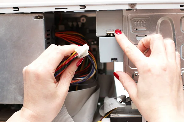 Žena rukama sestavit počítač kabel do systémové jednotky — Stock fotografie