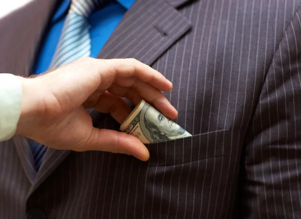 Άνθρωπος που βάζει χρήματα στην τσέπη πλευρά επιχειρηματίας — Φωτογραφία Αρχείου