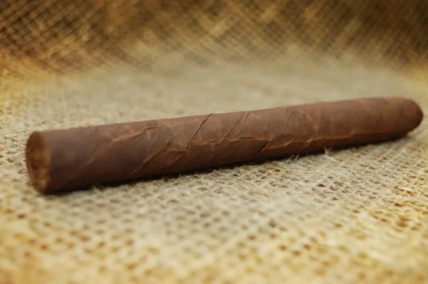 Kubanische Zigarre auf hessischer Leinwand — Stockfoto