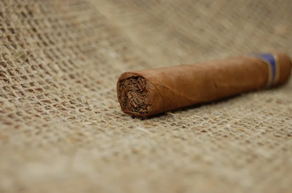 Cigarrillo Cubano Sobre Tela Hessiana — Foto de Stock