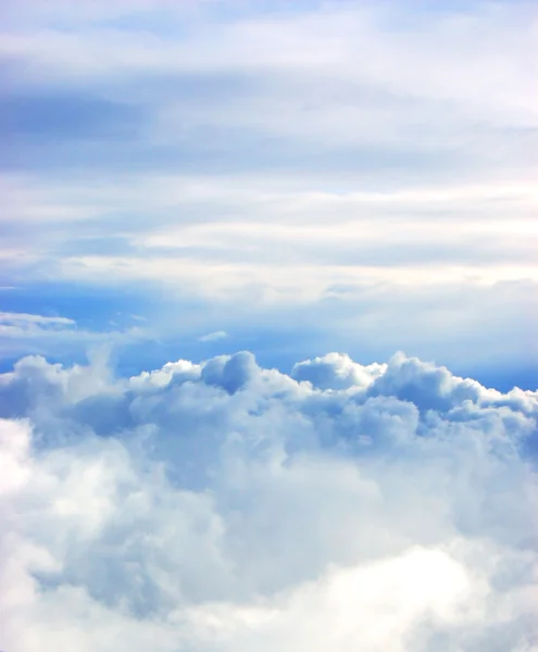 Bílé mraky pozadí modrá obloha — Stock fotografie