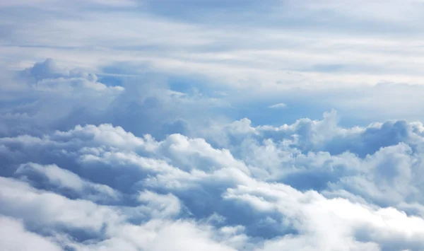 Білі хмари в блакитному небі — стокове фото