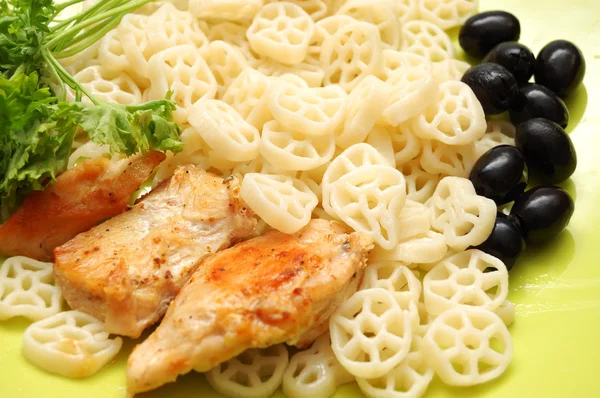 Round pasta with fried checken, parsley and olives — Stock Photo, Image