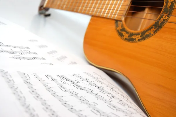 Ισπανική κιθάρα και φύλλα χαρτί με σημειώσεις — Φωτογραφία Αρχείου