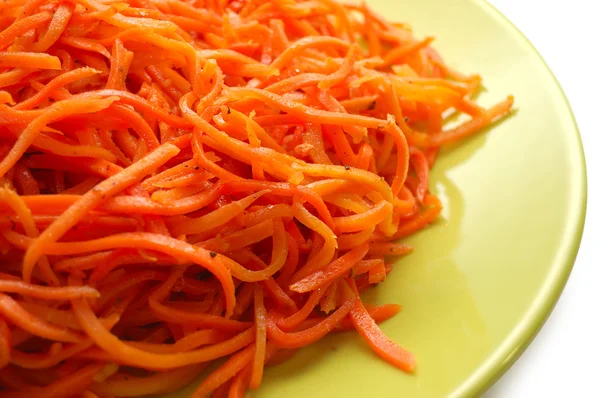 Пряная Морковка Против Зеленой Тарелки Длинные Ломтики — стоковое фото