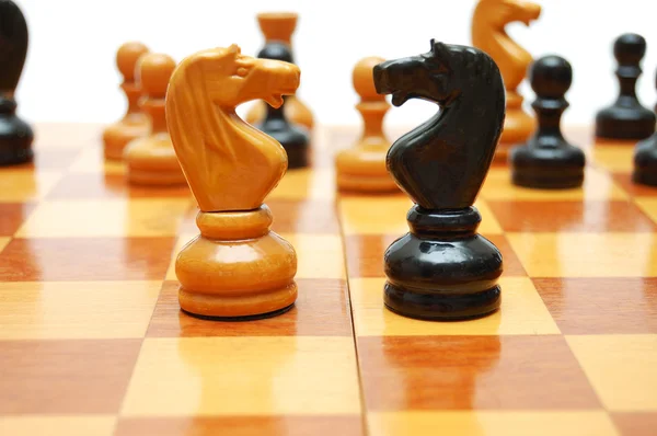 White Knight Againts Svart Vintage Schackbräde — Stockfoto