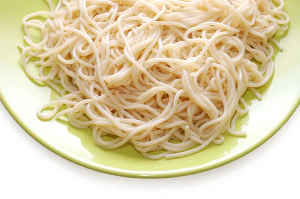 Spaghetti italiani su piatto verde — Foto Stock