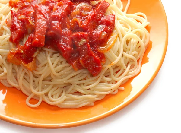 Espaguete com carne em ketchup em prato laranja — Fotografia de Stock