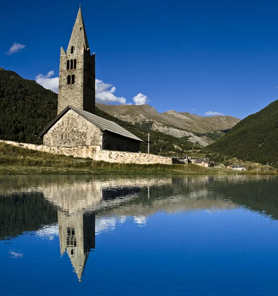 Église et son reflet — Stok fotoğraf