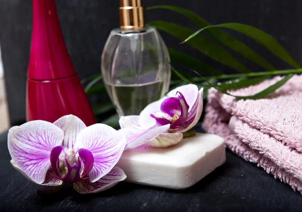 Asciugamano sapone e fiori — Foto Stock