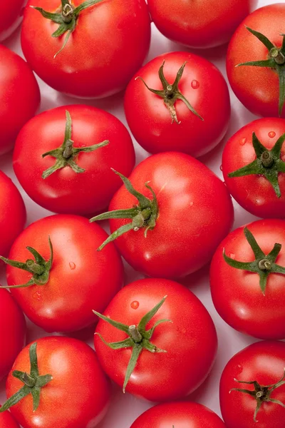 Veel Rood Rijpe Tomaten Sluiten Een Lichte Achtergrond — Stockfoto
