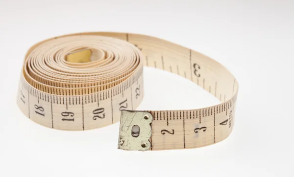 明るい背景 余分な体重との闘いの象徴に測定テープ — ストック写真