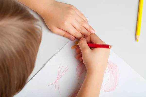 Criança Desenha Quadro Com Lápis Cera Conceito Desenho Didático Criatividade — Fotografia de Stock