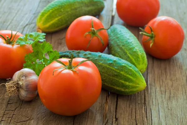 新鲜蔬菜 西红柿和黄瓜 健康饮食的照片 — 图库照片