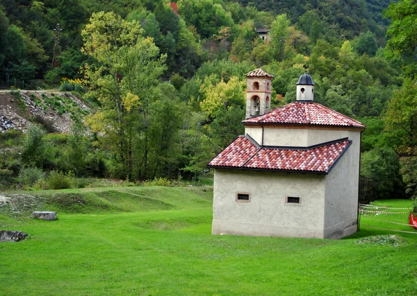 Церковь в горах — стоковое фото