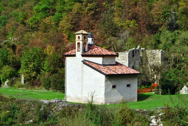 Церковь в горах — стоковое фото