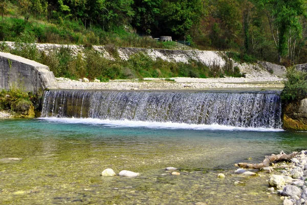 Floden med vattenfall — Stockfoto