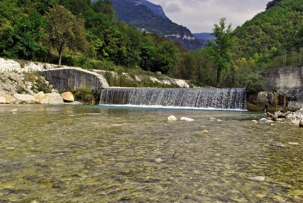 Fluss mit Wasserfall — Stockfoto