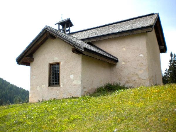 Iglesia en la montaña — Foto de Stock