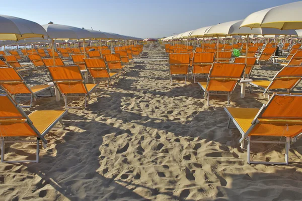 Guarda-chuvas na praia — Fotografia de Stock