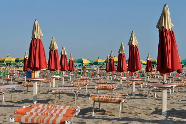 Esernyők a strandon — Stock Fotó