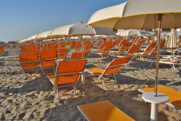 Esernyők a strandon — Stock Fotó