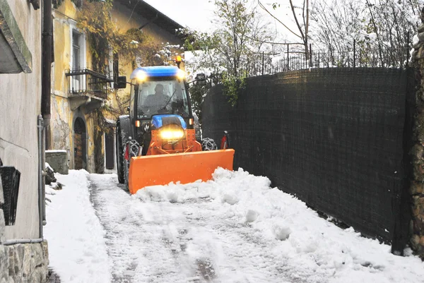 Buldozer odhazování sněhu — Stock fotografie