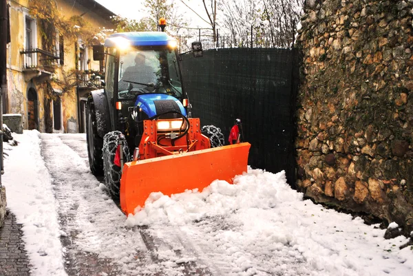 Bulldozer paleando nieve — Foto de Stock