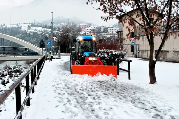Bulldozer paleando nieve — Foto de Stock