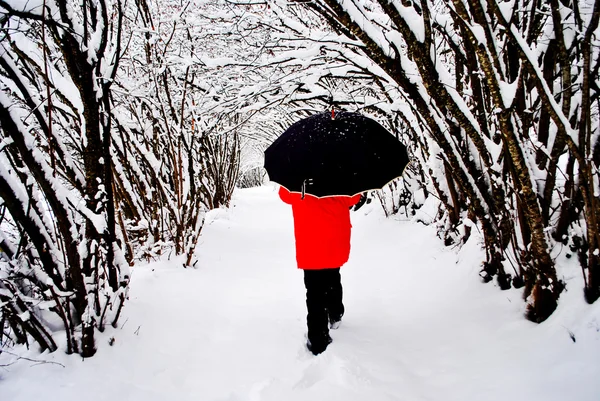 雪の中で少女 — ストック写真