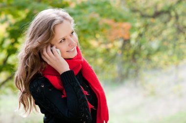 parkta çok güzel bir genç kız