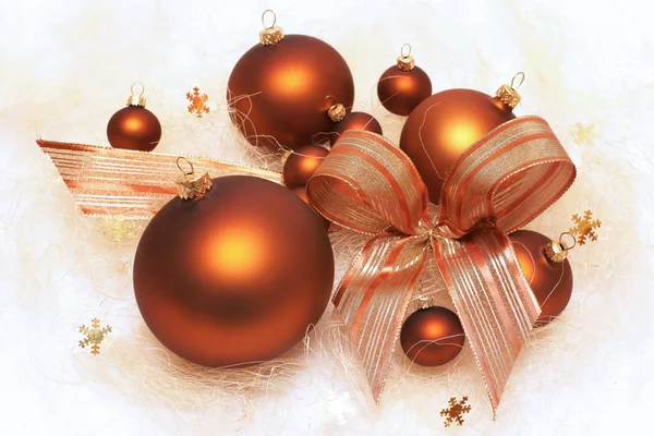 Noel süslemeleri, kahverengi baubles — Stok fotoğraf