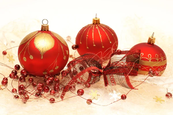 Рождественские украшения, красные безделушки — стоковое фото