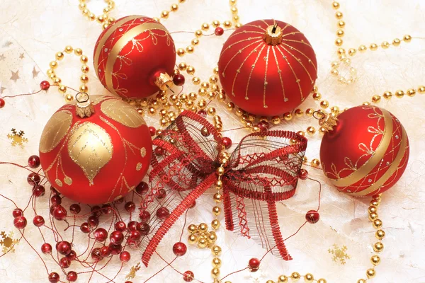 Рождественские украшения, красные безделушки — стоковое фото