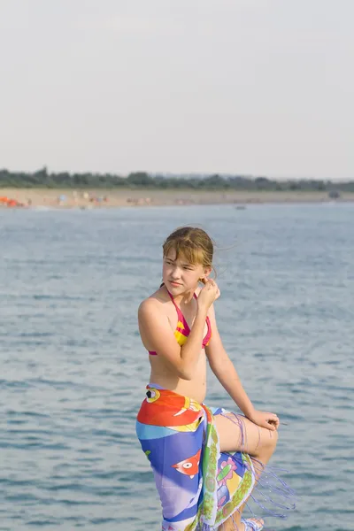 Dziewczyna patrzy na morze. — Zdjęcie stockowe