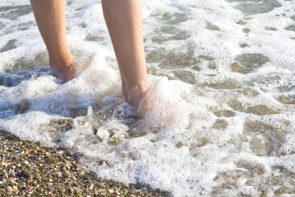 海の波に足 — ストック写真
