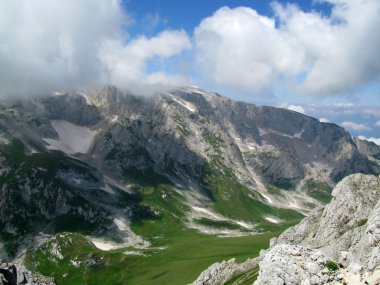 Dağlar; kayalar; bir kabartma; bir manzara; bir tepe; bir panorama; Caucasus; üst; bir eğim; bir kar; serin; bulutlar