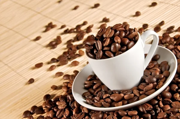 Kahve çekirdekleri 2 fincan — Stok fotoğraf