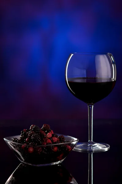 Bicchiere Vino Rosso Con Frutti Bosco Con Spazio Copia — Foto Stock