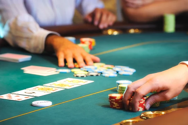 Table de casino avec les mains Photo De Stock