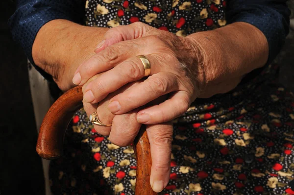Senior Mulher Sentada Com Mãos Cana Close — Fotografia de Stock