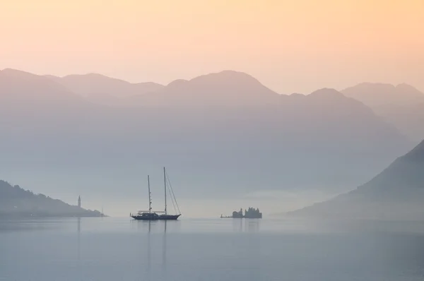 Епічні ранок у Boka Которської бухти — стокове фото
