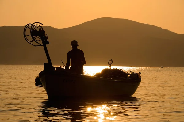 Rybář v člunu — Stock fotografie