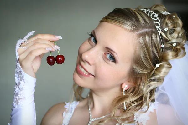 Bride with berry — Stock Photo, Image