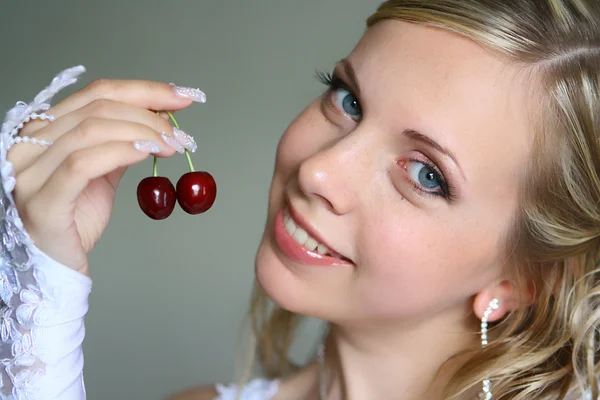 Bride with berry — Stock Photo, Image