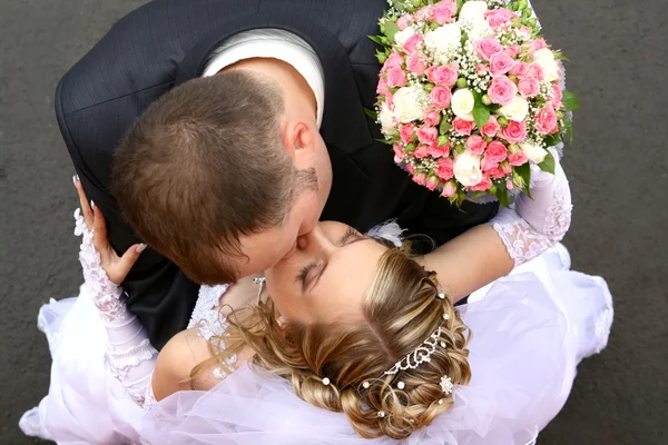 Свадебный поцелуй — стоковое фото