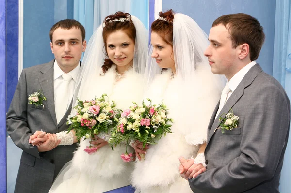Nevěsta a ženich v zrcadle — Stock fotografie