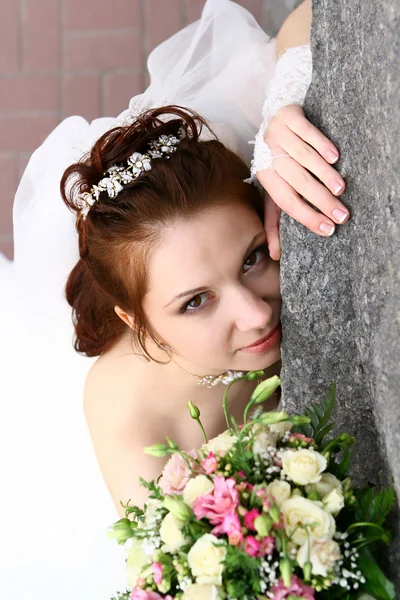 Braut nahe Mauer — Stockfoto